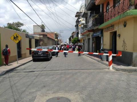 Dona Badillo Jaramillo barreras vehiculares para reforzar seguridad en acceso de escuela primaria imagen 1
