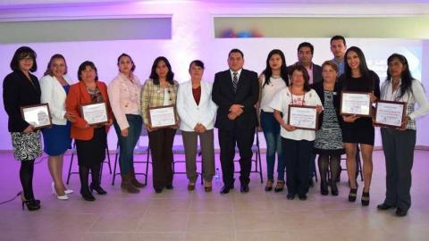 Entrega Eloy Reyes reconocimientos a mujeres destacadas de Apetatitlán