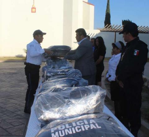 Entrega Presidente Municipal de Tepetitla uniformes a elementos de seguridad imagen 2