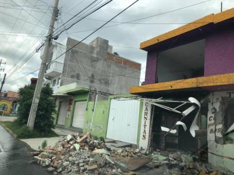 Escombros generados por explosión impiden pasó de peatones imagen 1