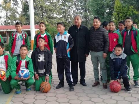 El Presidente Oscar Perez Rojas entrega apoyos deportivos a jóvenes estudiantes imagen 1