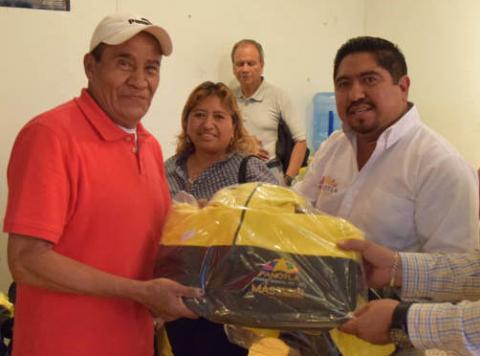 Mamá de alcalde teibolero va por el distrito VI; su hijo la patrocina