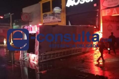 Camión de bomberos choca contra colectiva en Apizaco imagen 2