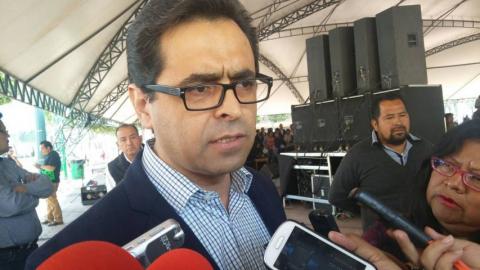 Secretario poeta asegura que no va por cargo de elección popular