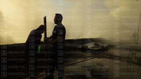 Fuerte incendio en un taller mecánico causa temor entre pobladores de Ixtacuixtla imagen 11