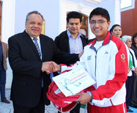 Huamantla conmemora el CIV del inicio de Revolución Mexicana con la entrega del premio municipal del deporte y el tradicional desfile imagen 1
