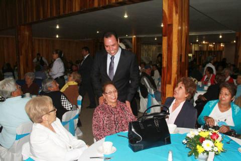 Con rifas y regalos festejan a los Abuelitos en Apizaco imagen 1