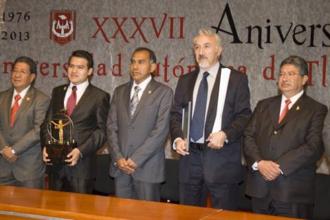 Reciben Iván Sánchez y Antonio Algarra, galardones UAT