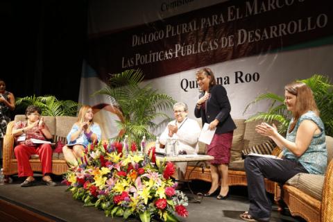 04 de abril, 2014 Playa del Carmen, Quintana Roo.- La senadora Lorena Cuéllar moderó los trabajos de la mesa: Seguridad Social Universal del Foro Regional Diálogo plural para el marco jurídico y las políticas de desarrollo social. 04 de abril, 2014 Playa del Carmen, Quintana Roo.- La senadora Lorena Cuéllar moderó los trabajos de la mesa: Seguridad Social Universal del Foro Regional Diálogo plural para el marco jurídico y las políticas de desarrollo social.