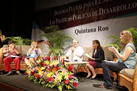 04 de abril, 2014 Playa del Carmen, Quintana Roo.- La senadora Lorena Cuéllar moderó los trabajos de la mesa: Seguridad Social Universal del Foro Regional Diálogo plural para el marco jurídico y las políticas de desarrollo social. 04 de abril, 2014 Playa del Carmen, Quintana Roo.- La senadora Lorena Cuéllar moderó los trabajos de la mesa: Seguridad Social Universal del Foro Regional Diálogo plural para el marco jurídico y las políticas de desarrollo social.