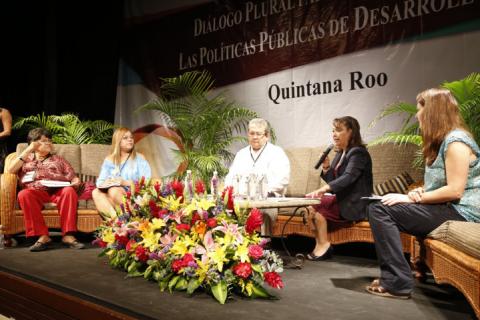 04 de abril, 2014 Playa del Carmen, Quintana Roo.- La senadora Lorena Cuéllar moderó los trabajos de la mesa: Seguridad Social Universal del Foro Regional Diálogo plural para el marco jurídico y las políticas de desarrollo social. 04 de abril, 2014 Playa del Carmen, Quintana Roo.- La senadora Lorena Cuéllar moderó los trabajos de la mesa: Seguridad Social Universal del Foro Regional Diálogo plural para el marco jurídico y las políticas de desarrollo social.