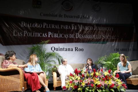 04 de abril, 2014 Playa del Carmen, Quintana Roo.- La senadora Lorena Cuéllar moderó los trabajos de la mesa: Seguridad Social Universal del Foro Regional Diálogo plural para el marco jurídico y las políticas de desarrollo social. 04 de abril, 2014 Playa del Carmen, Quintana Roo.- La senadora Lorena Cuéllar moderó los trabajos de la mesa: Seguridad Social Universal del Foro Regional Diálogo plural para el marco jurídico y las políticas de desarrollo social.