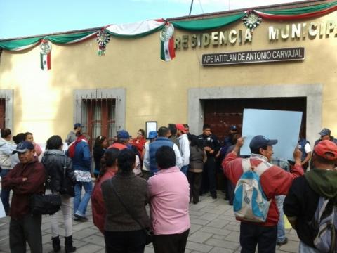 Protestan trabajadores de Ayuntamiento de Apetatitlán por falta de pago
