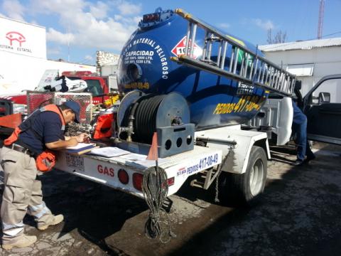Verifica Protección Civil de Calpulalpan camiones de empresas gaseras imagen 2