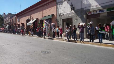 Antorchistas tlaxcaltecas salen a las calles homenajeando a Fidel Castro imagen 5