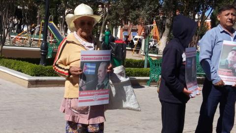 Antorchistas tlaxcaltecas salen a las calles homenajeando a Fidel Castro imagen 2