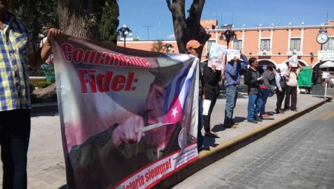 Antorchistas tlaxcaltecas salen a las calles homenajeando a Fidel Castro imagen 3