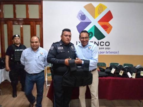 Mac Yonca entrega equipo a policía de Ixtenco imagen 1