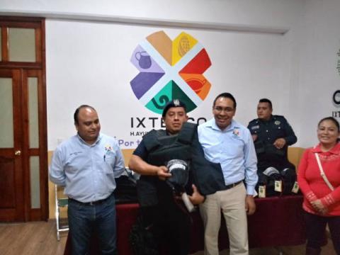 Mac Yonca entrega equipo a policía de Ixtenco imagen 2