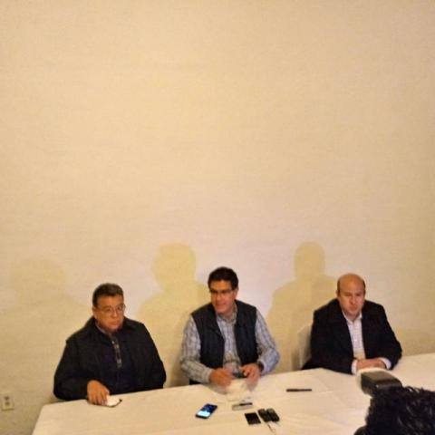 Con media hora de retraso Ríos Peter presume 885 mil firmas