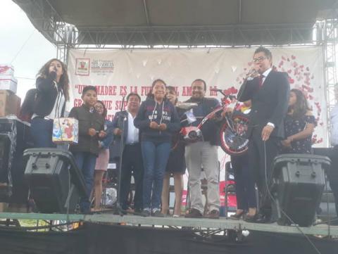 Mendieta Lira agasajo a cientos de mamás con los “Hermanos Carreón” imagen 2