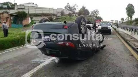 Ebrio vuelca su vehículo y presume influencias imagen 3