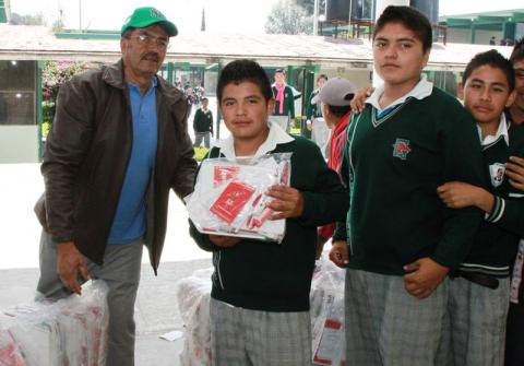Cumple la SEPE y entrega más de 200 mil paquetes de útiles escolares en beneficio de  estudiantes tlaxcaltecas