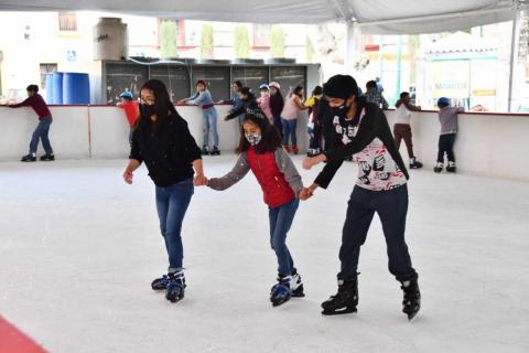 Disfrutan familias huamantlecas de pista de hielo en la “Aldea Mágica” imagen 1