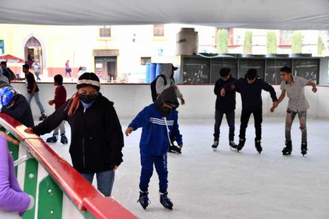 Disfrutan familias huamantlecas de pista de hielo en la “Aldea Mágica” imagen 2