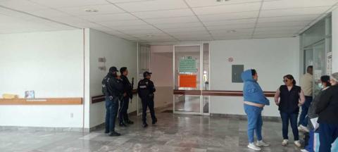 Policías armados intimidan a trabajadores y pacientes del Hospital de la Mujer; acusan maltrato imagen 1