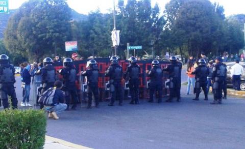 Normalistas le “aguan” la Feria a Mariano González imagen 2