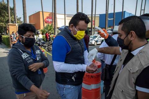 Funcionan filtros sanitarios en tianguis para prevenir Covid-19