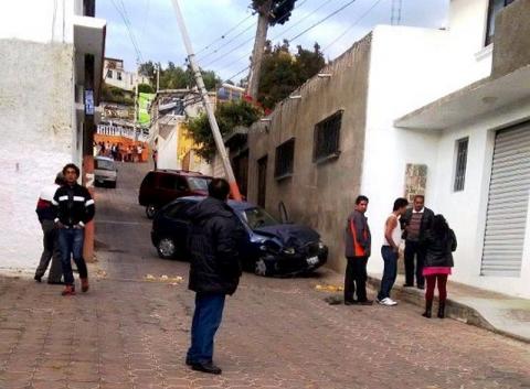 Dos lesionados deja accidente de vehículo que se quedó sin frenos imagen 2
