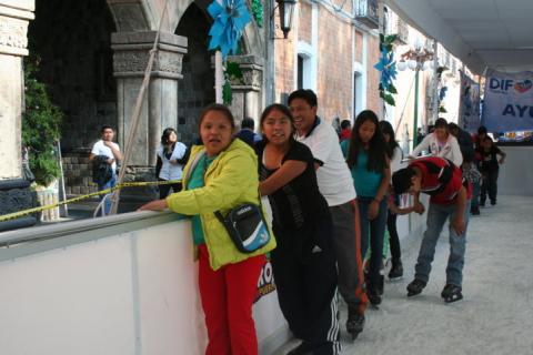 Invita ayuntamiento de Tlaxcala a disfrutar pista gratuita de hielo imagen 3