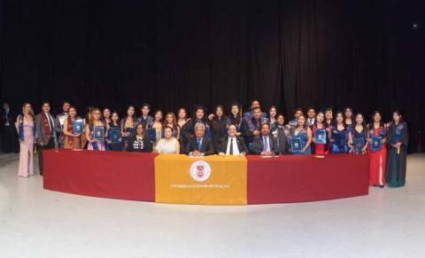 La UATx trasciende en su misión con el egreso de nuevos educadores imagen 3