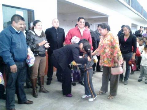 Llega ayuda de organismos nacionales e internacionales a niños de Tocatlán imagen 2