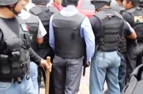 Secuestran policías a jubilados y pensionados en la JLCyA imagen 2