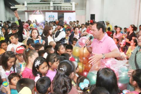 Visita el alcalde a niños y niñas de Apizaco imagen 1