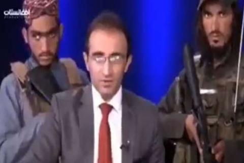 Presentador de TV pide no tener miedo a los talibanes; Da discurso con todo y armas alrededor
