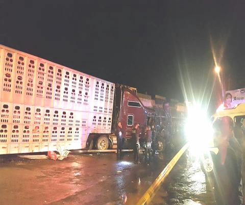 Arrolla “La Bestia” a tracto camión en Huamantla imagen 2