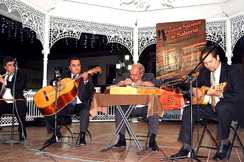Presenta Orlando Santacruz el III Festival Cultural de Otoño imagen 2
