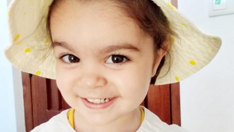 Niña prodigio a su corta edad ya sabe leer, tocar piano y recitar poemas