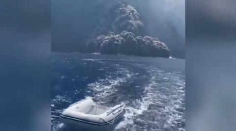 Tripulantes de un barco huyen tras erupción de un volcán