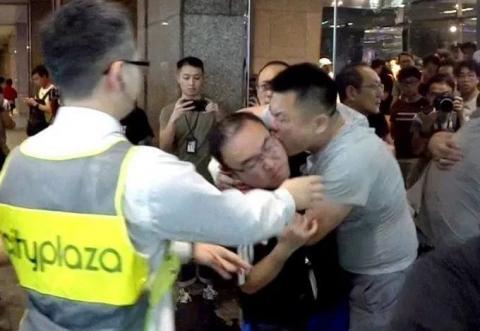 Un concejal de Hong Kong fue atacado brutalmente arrancándole la oreja de una mordida