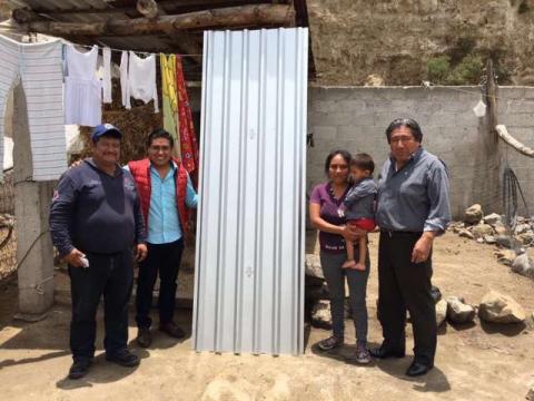 Entregan láminas a las familias más vulnerables en Tequexquitla imagen 1