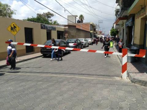 Dona Badillo Jaramillo barreras vehiculares para reforzar seguridad en acceso de escuela primaria imagen 2