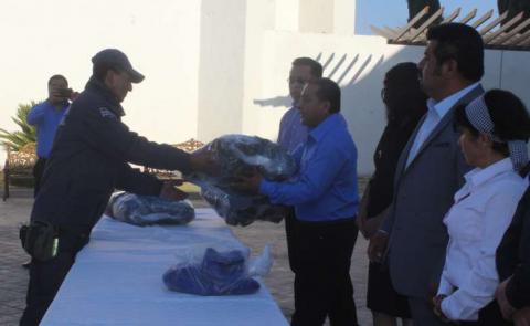 Entrega Presidente Municipal de Tepetitla uniformes a elementos de seguridad imagen 1