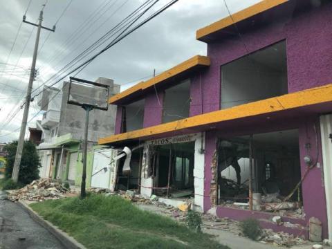 Escombros generados por explosión impiden pasó de peatones imagen 2