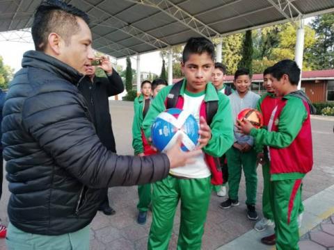 El Presidente Oscar Perez Rojas entrega apoyos deportivos a jóvenes estudiantes imagen 2
