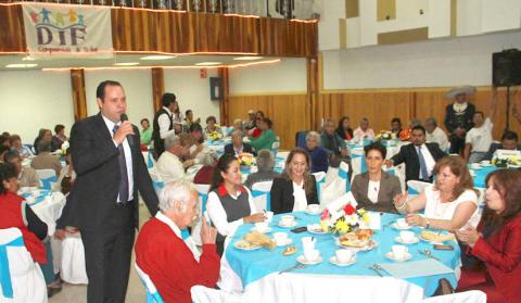 Con rifas y regalos festejan a los Abuelitos en Apizaco imagen 2